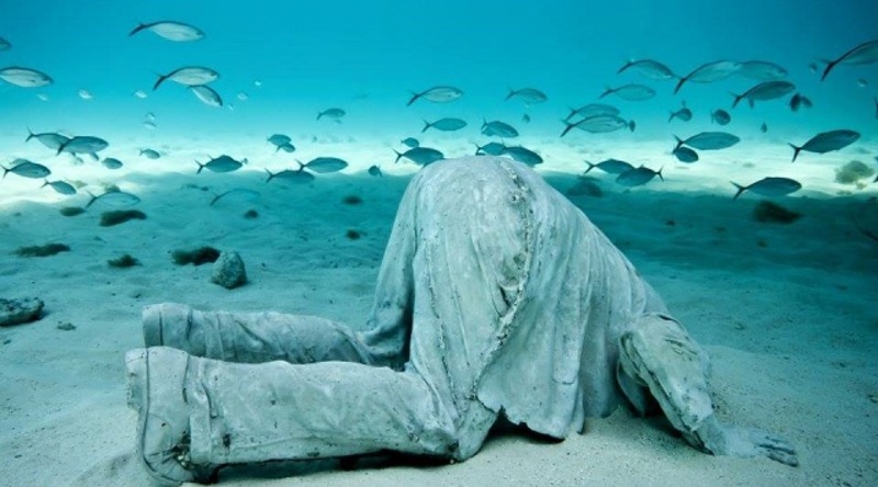 صور مدهشة لتماثيل تحت الماء.. عمق البحار أعطاها جمال مختلف!